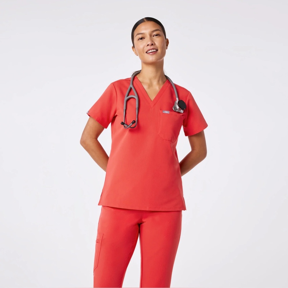 FIGS Catarina one pocket top